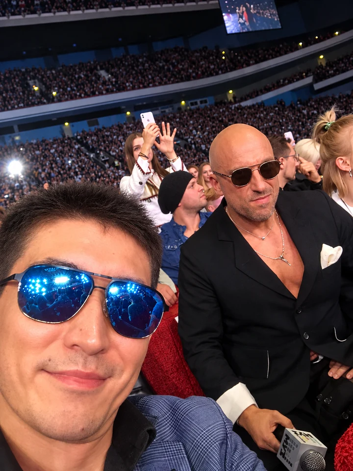 Дмитрий Нагиев и Нурлан Кусаинов делают селфи на премии МУЗ-ТВ