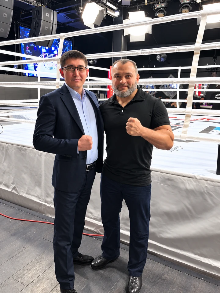 Двое мужчин позируют у ринга после выступлений на BUSHIDO Kazakhstan