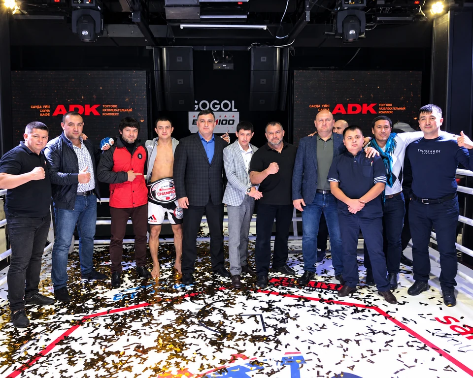 Участники турнира BUSHIDO Kazakhstan стоят на ринге среди конфетти после финала