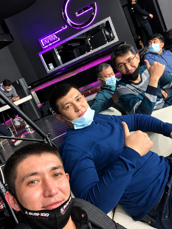 Трое гостей делают селфи на площадке турнира BUSHIDO Kazakhstan