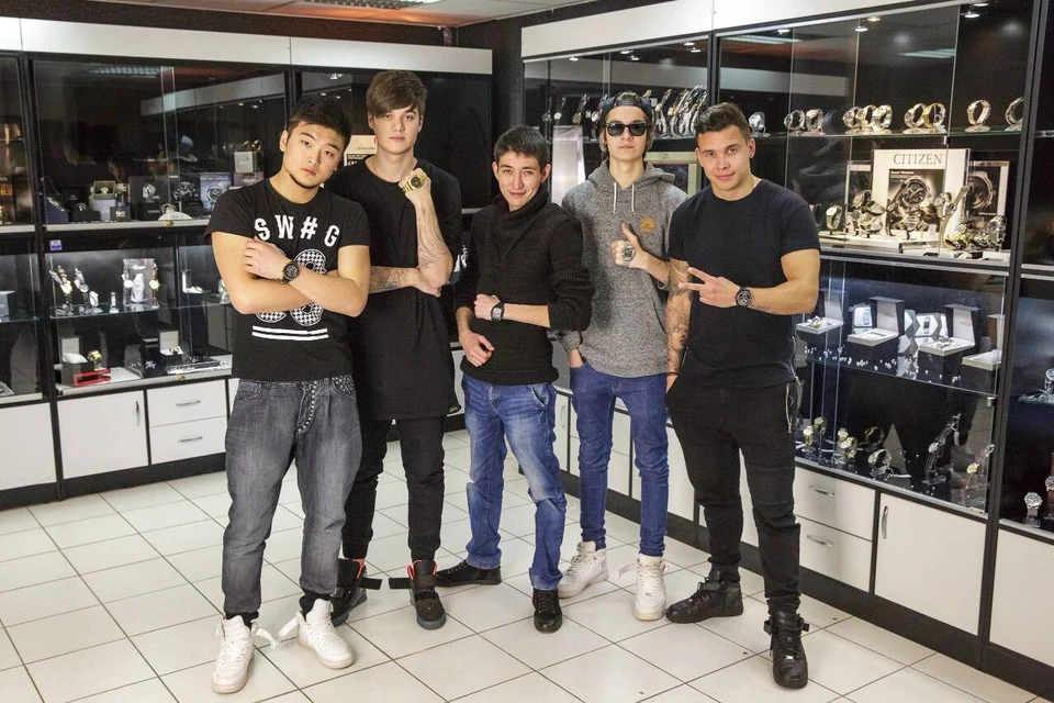 Участники группы MBAND в часовом салоне BUYTIME4U среди витрин с наручными часами