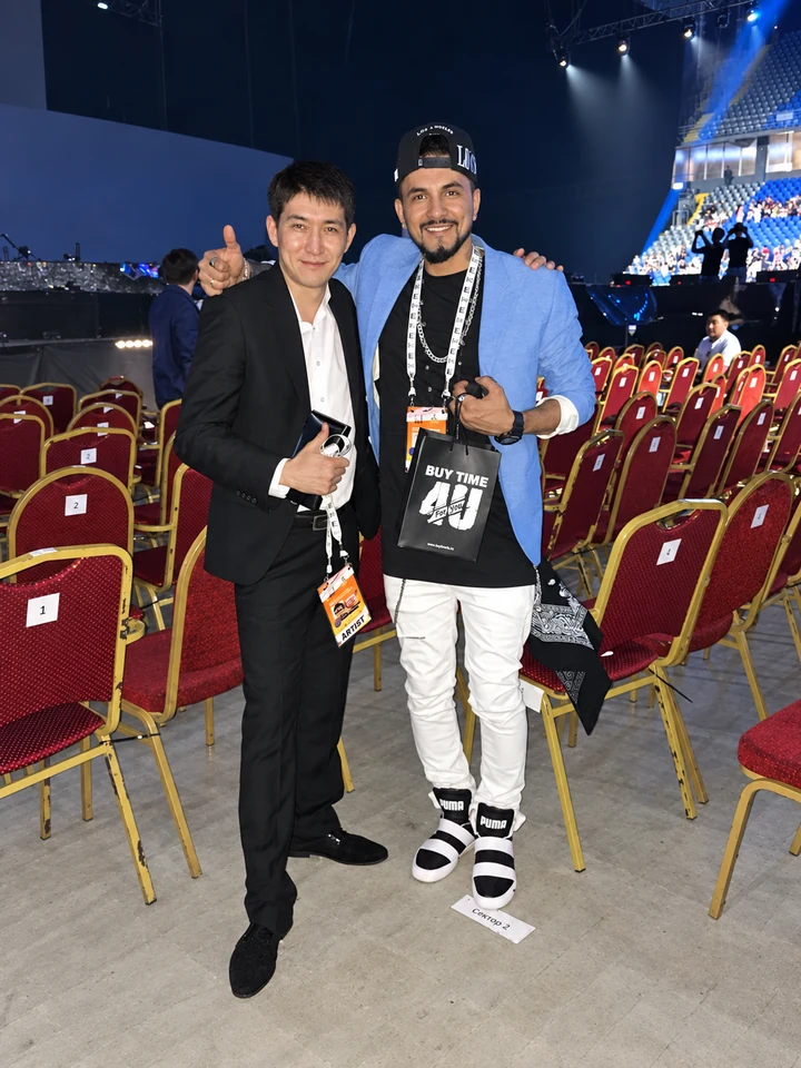 NATAN и Нурлан Кусаинов стоят вместе среди гостей премии МУЗ-ТВ