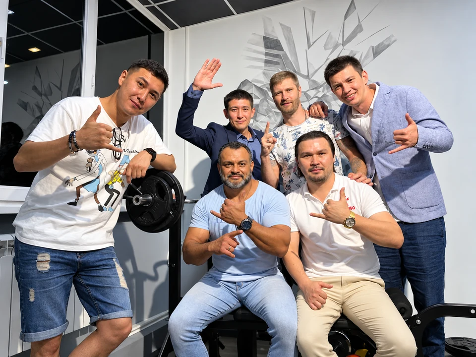 Шесть гостей позируют вместе на открытии нового часового шоурума BUYTIME4U