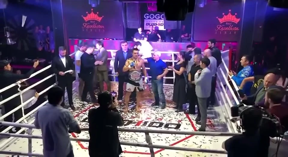 Участники BUSHIDO Kazakhstan стоят на ринге во время финальной церемонии награждения