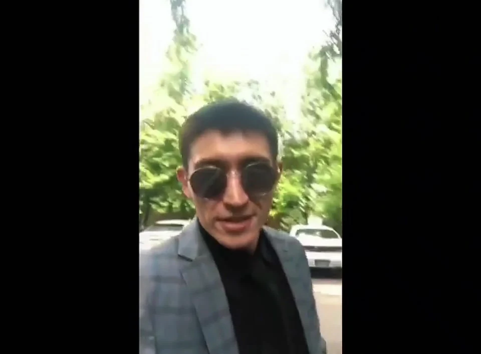 Мужчина на улице рассказывает в камеру о передаче помощи Дому ребёнка № 2