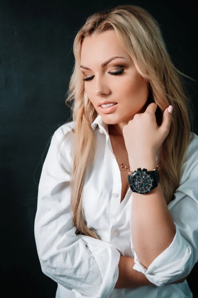 Гостья BUYTIME4U в белой рубашке с часами
